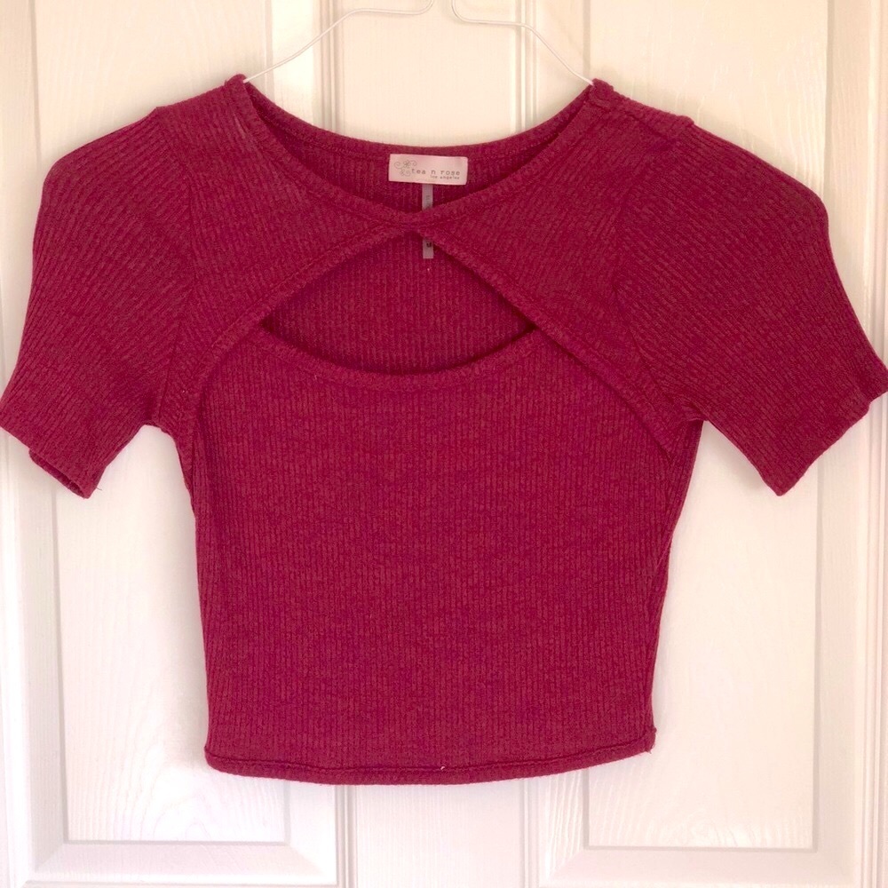 Crop top stretchy with cutout Cute! M